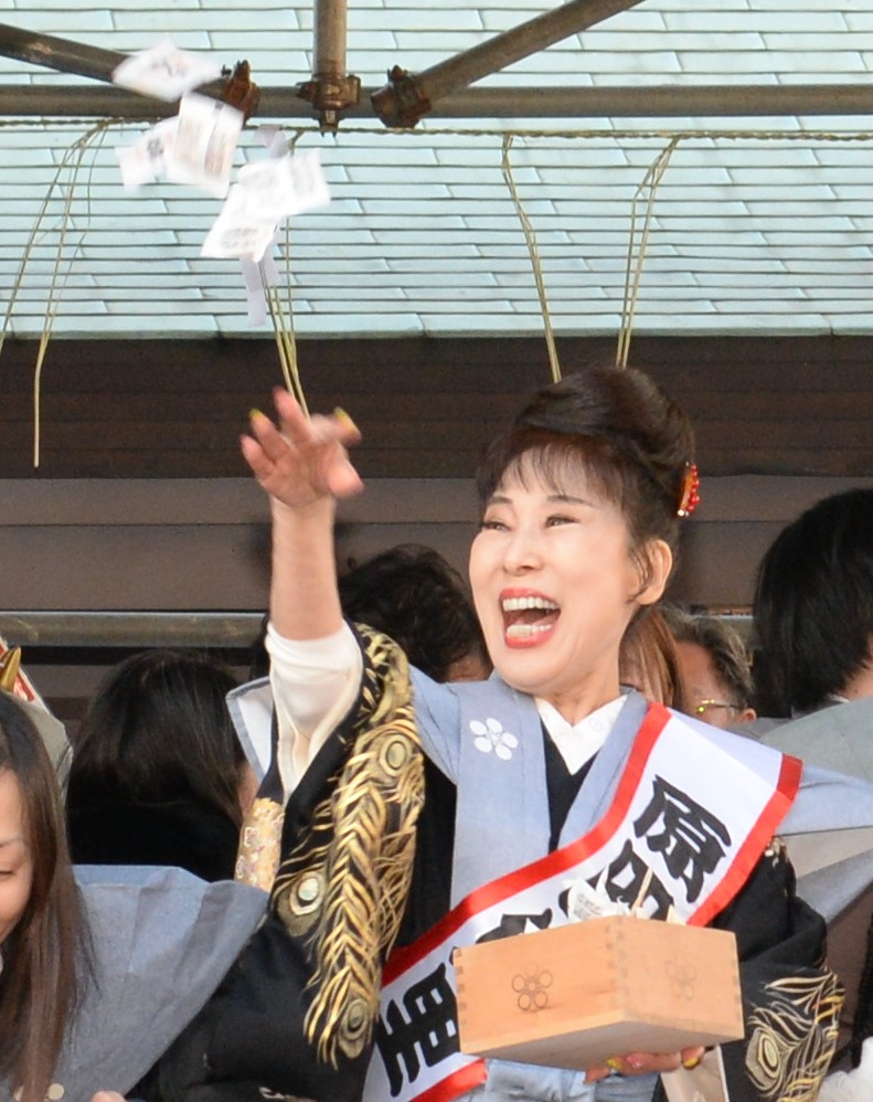 湯島天満宮で豆まきを行った原田悠里