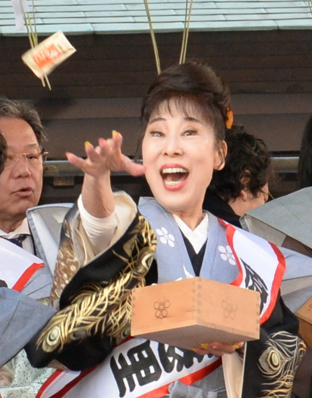 湯島天満宮で豆まきを行った原田悠里