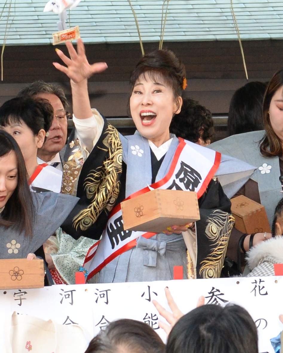 湯島天満宮で豆まきを行った原田悠里
