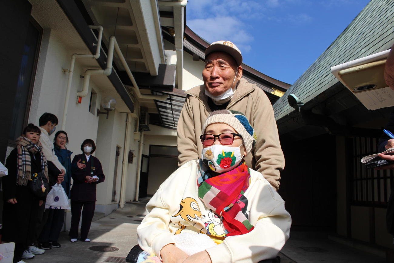豆まきイベントを終え、取材陣に応じる花子（手前）と大助