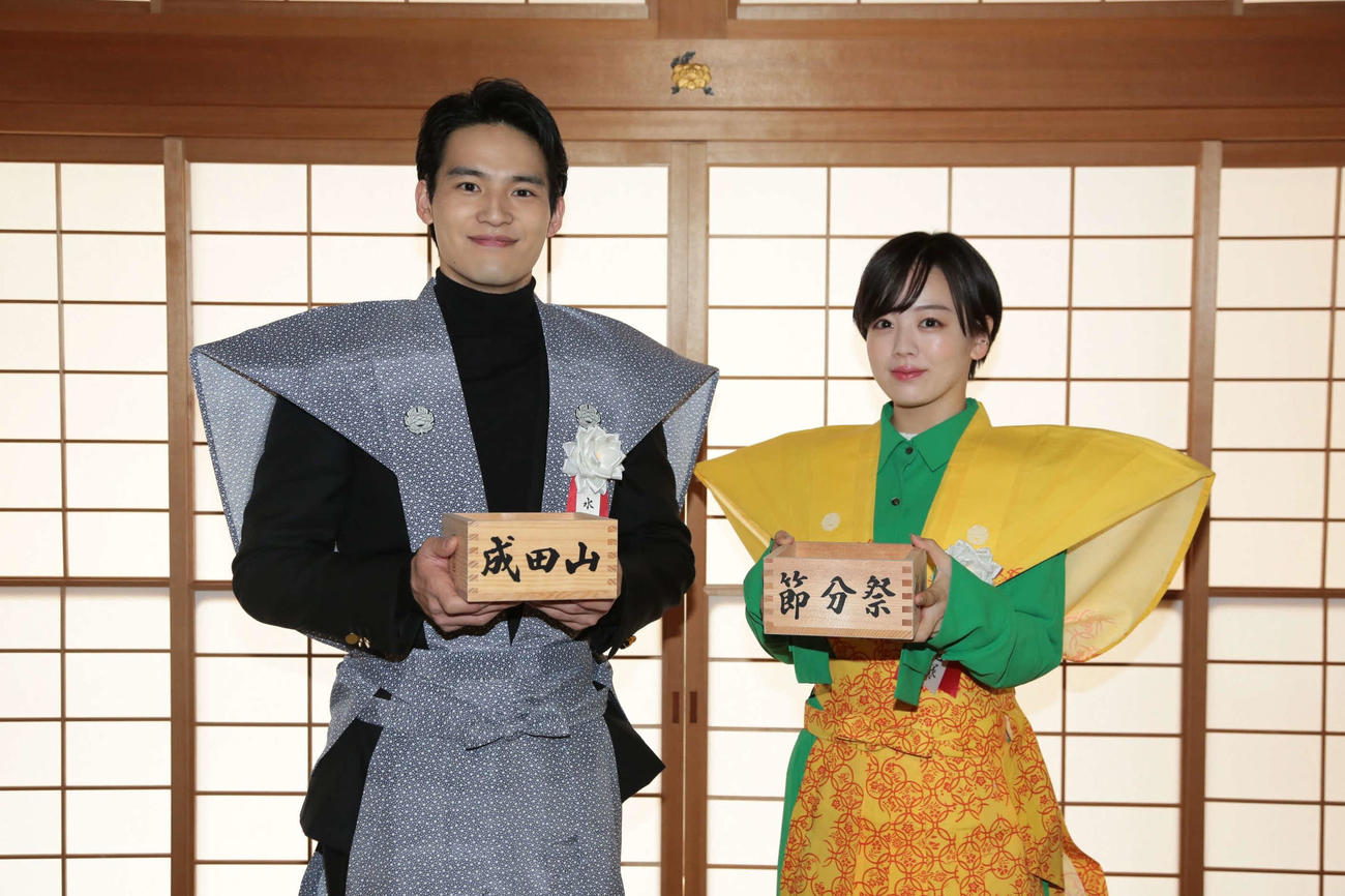 成田山大阪別院明王院の節分祭に参加した水上恒司（左）と伊原六花