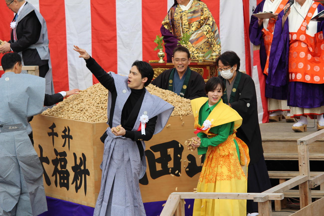 豆まきイベントに参加した水上恒司（左）と伊原六花