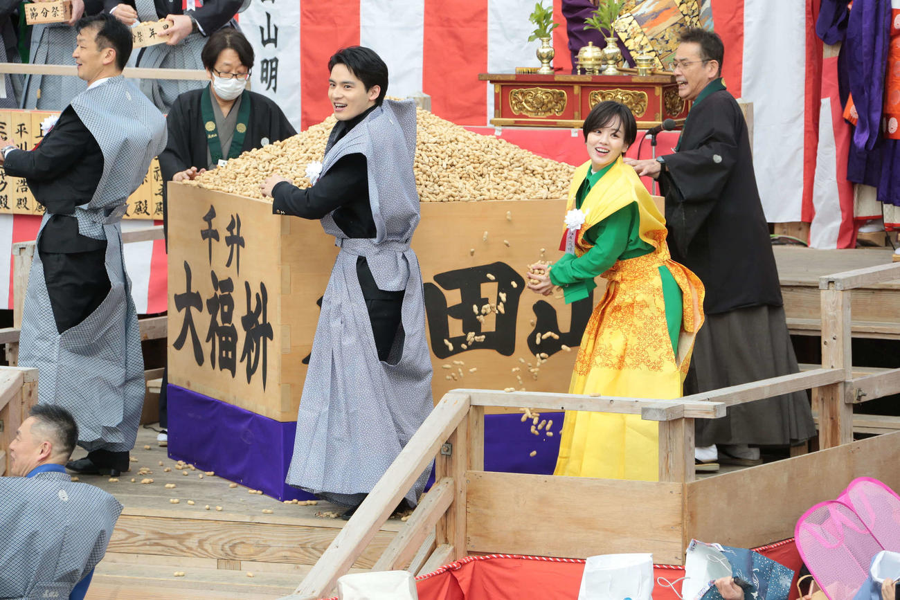 成田山大阪別院明王院の節分祭で豆をまく水上恒司（左）と伊原六花