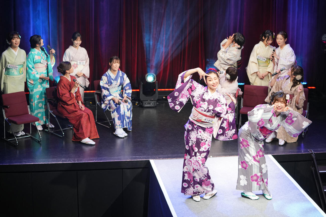 「チアチアFLASH（仮）～歴代ミスFLASH決起会～」でぶりっ子対決するミスFLASH2015グランプリのあべみほ（手前左）とミスFLASH2021審査員特別賞の高槻実穂（同右）（撮影・垰建太）