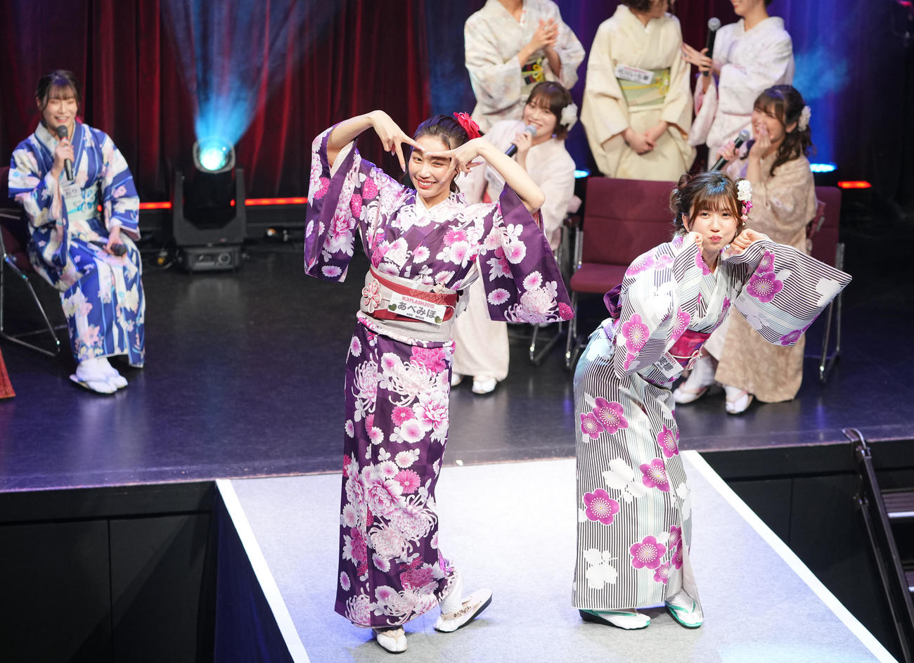 「チアチアFLASH（仮）～歴代ミスFLASH決起会～」でぶりっ子対決するミスFLASH2015グランプリのあべみほ（手前左）とミスFLASH2021審査員特別賞の高槻実穂（同右）（撮影・垰建太）
