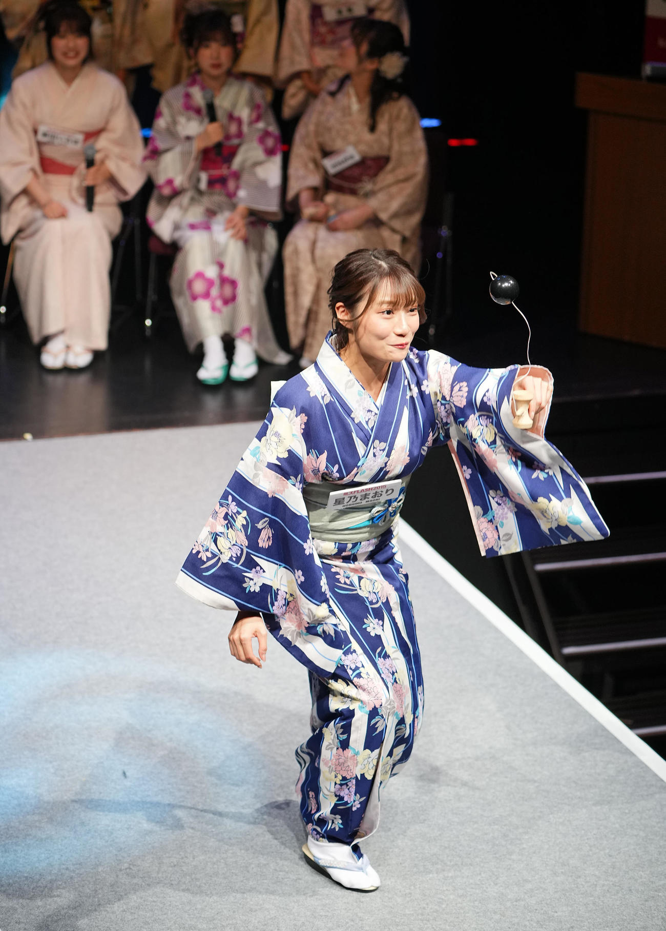 「チアチアFLASH（仮）～歴代ミスFLASH決起会～」でけん玉対決を行うミスFLASH2015グランプリの星乃まおり（撮影・垰建太）
