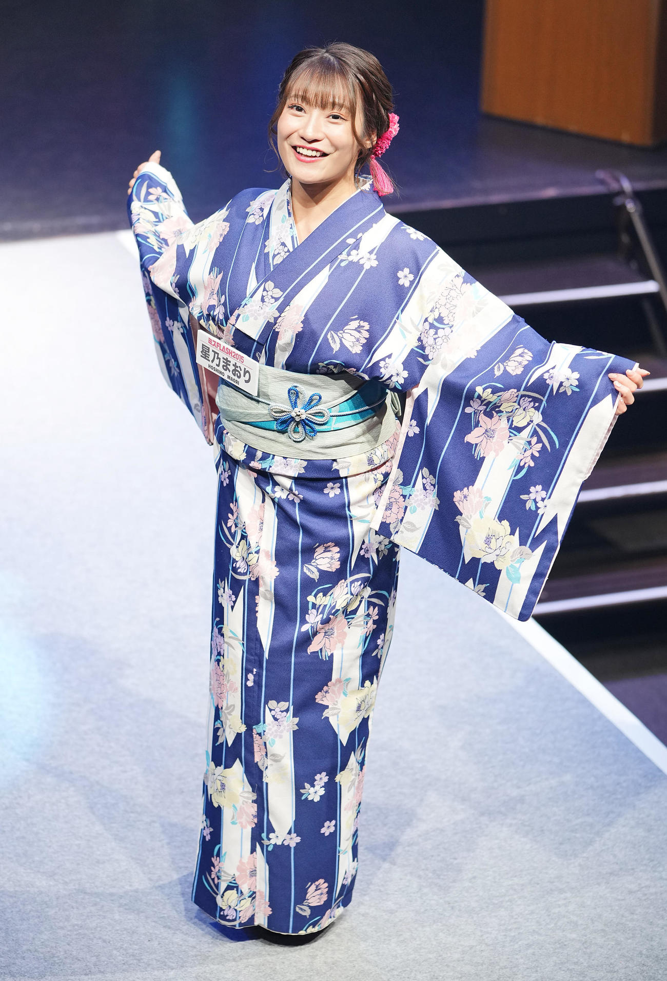 「チアチアFLASH（仮）～歴代ミスFLASH決起会～」のランウエーを和服で歩くミスFLASH2015グランプリの星乃まおり（撮影・垰建太）