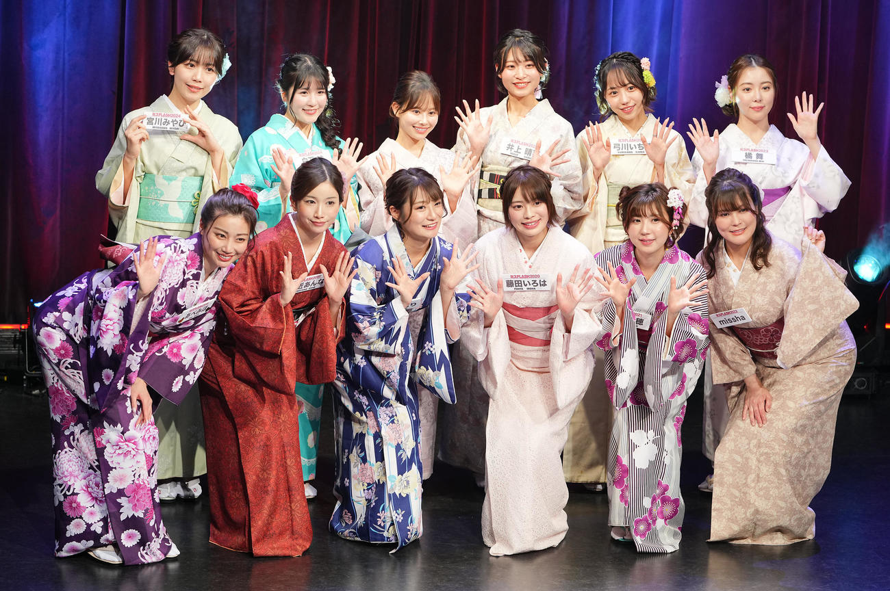 「チアチアFLASH（仮）～歴代ミスFLASH決起会～」に登壇し和服姿で集合写真に納まる、前列左からあべみほ、為近あんな、星乃まおり、藤田いろは、高槻実穂、missha、後列左から宮川みやび、白石時、遠藤まめ、井上晴菜、弓川いち華、橘舞（撮影・垰建太）