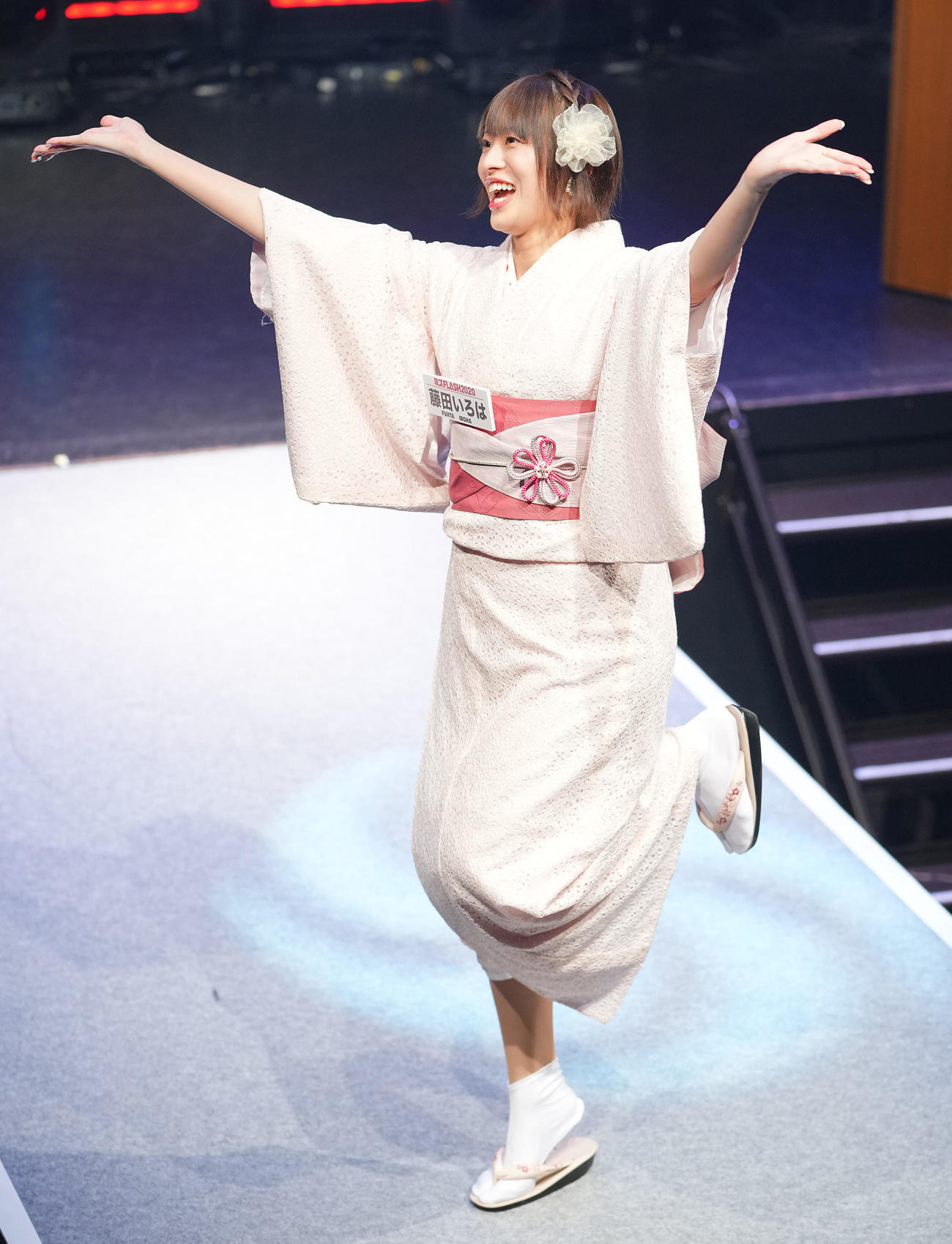 「チアチアFLASH（仮）～歴代ミスFLASH決起会～」のランウエーを和服で歩くミスFLASH2020グランプリの藤田いろは（撮影・垰建太）
