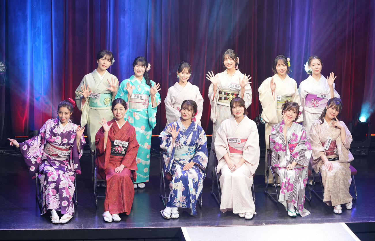 「チアチアFLASH（仮）～歴代ミスFLASH決起会～」に登壇し和服姿で集合写真に納まる、前列左からあべみほ、為近あんな、星乃まおり、藤田いろは、高槻実穂、missha、後列左から宮川みやび、白石時、遠藤まめ、井上晴菜、弓川いち華、橘舞（撮影・垰建太）
