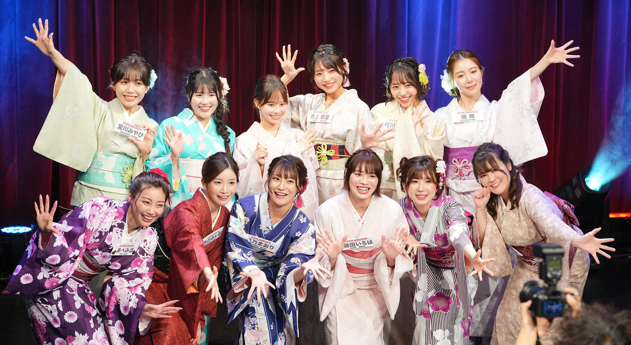 「チアチアFLASH（仮）～歴代ミスFLASH決起会～」に登壇し和服姿で集合写真に納まる、前列左からあべみほ、為近あんな、星乃まおり、藤田いろは、高槻実穂、missha、後列左から宮川みやび、白石時、遠藤まめ、井上晴菜、弓川いち華、橘舞（撮影・垰建太）