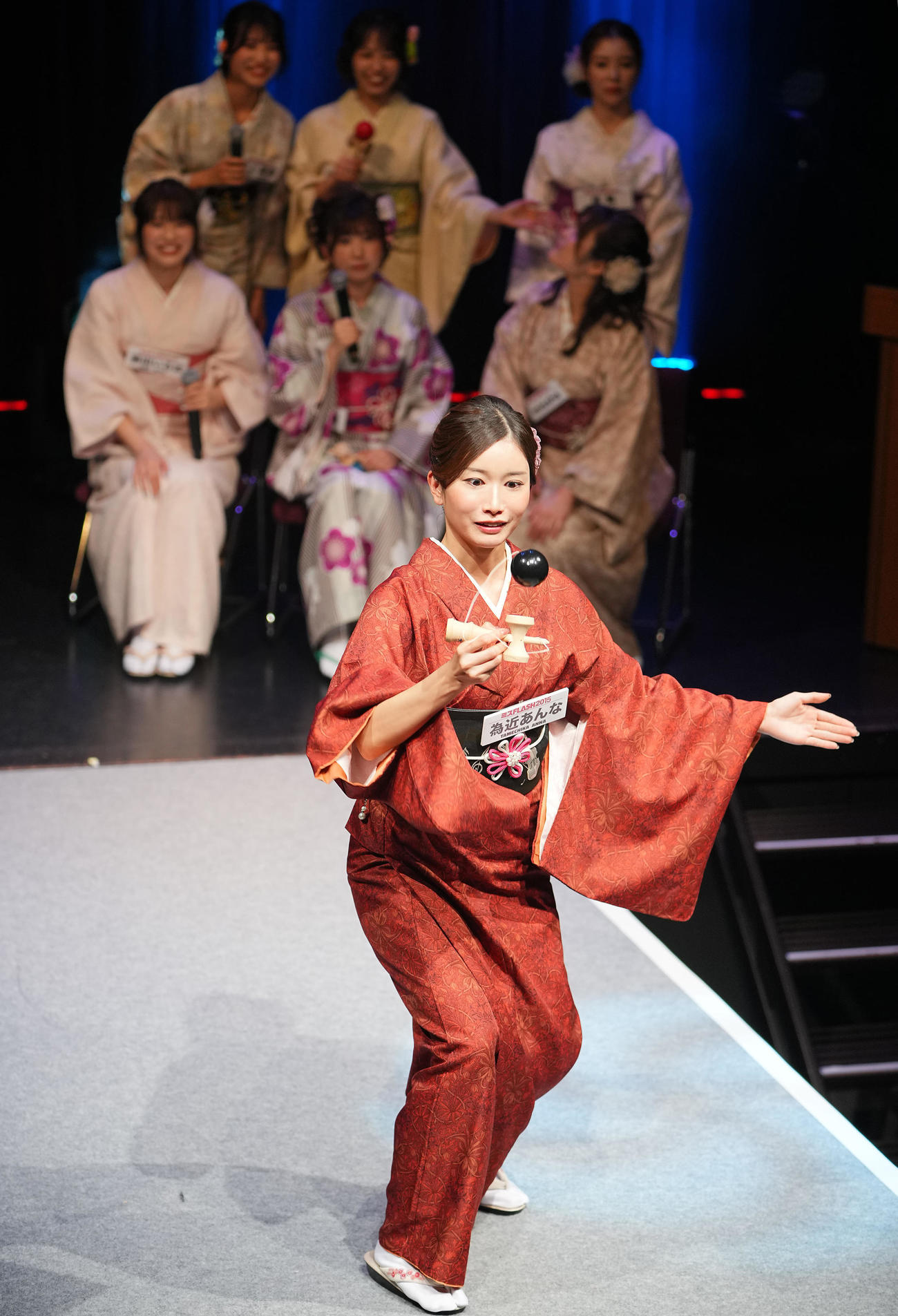 「チアチアFLASH（仮）～歴代ミスFLASH決起会～」でけん玉対決を行うミスFLASH2015グランプリの為近あんな（撮影・垰建太）