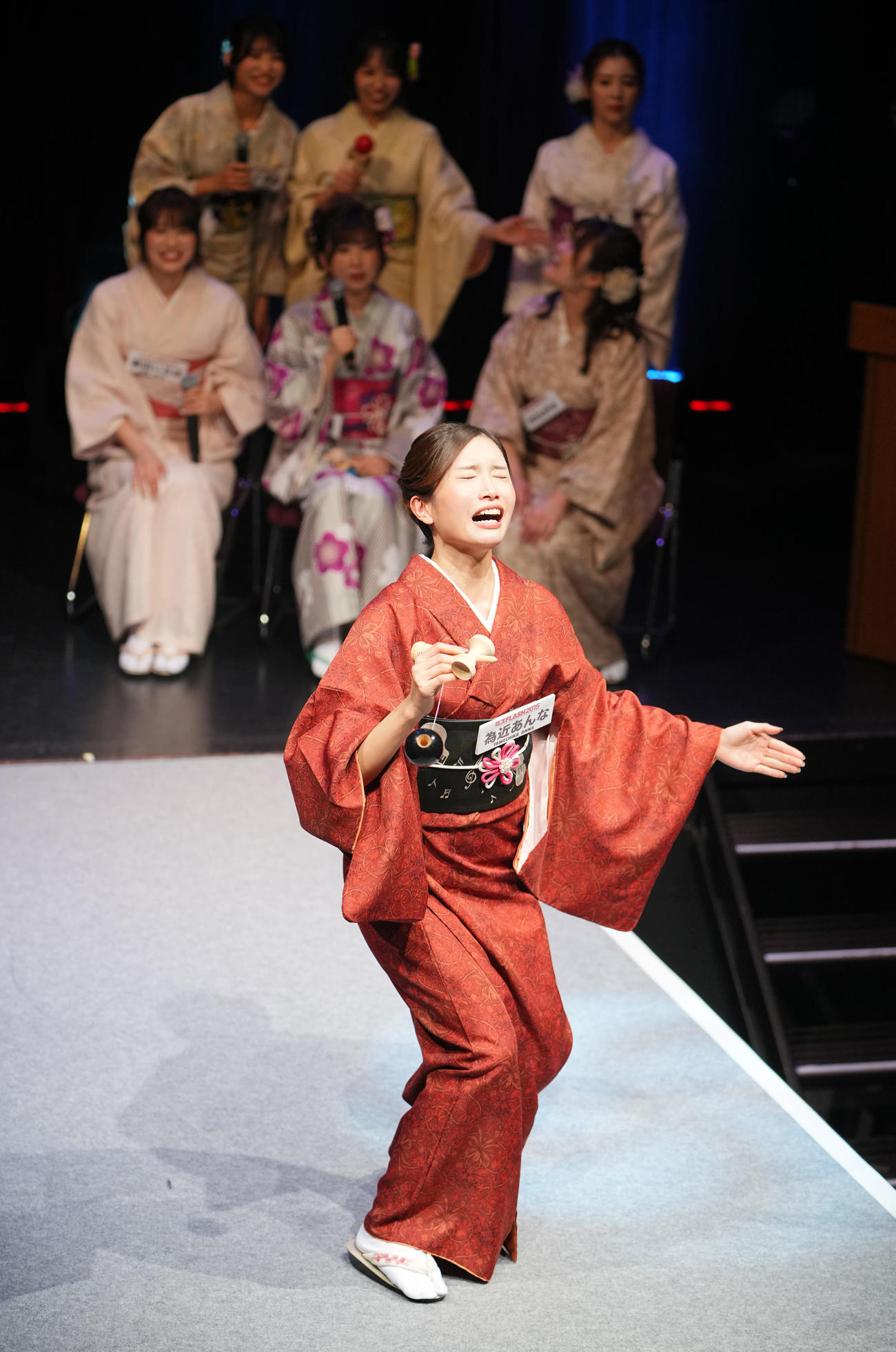 「チアチアFLASH（仮）～歴代ミスFLASH決起会～」でけん玉対決を行うミスFLASH2015グランプリの為近あんな（撮影・垰建太）
