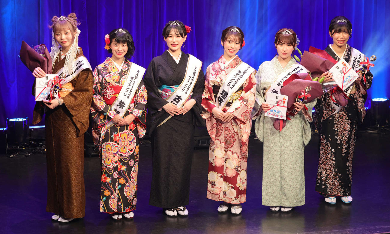 ミス東スポ2024授賞者発表記者会見に登場した受賞者たち。左からSNS・メディアPR賞の幕田みゆ、準グランプリの朱華、グランプリの古川聖奈、準グランプリの理依奈、SNS・メディアPR賞の池田ゆうな、公営競技特別賞の杏樹宝（撮影・野上伸悟）
