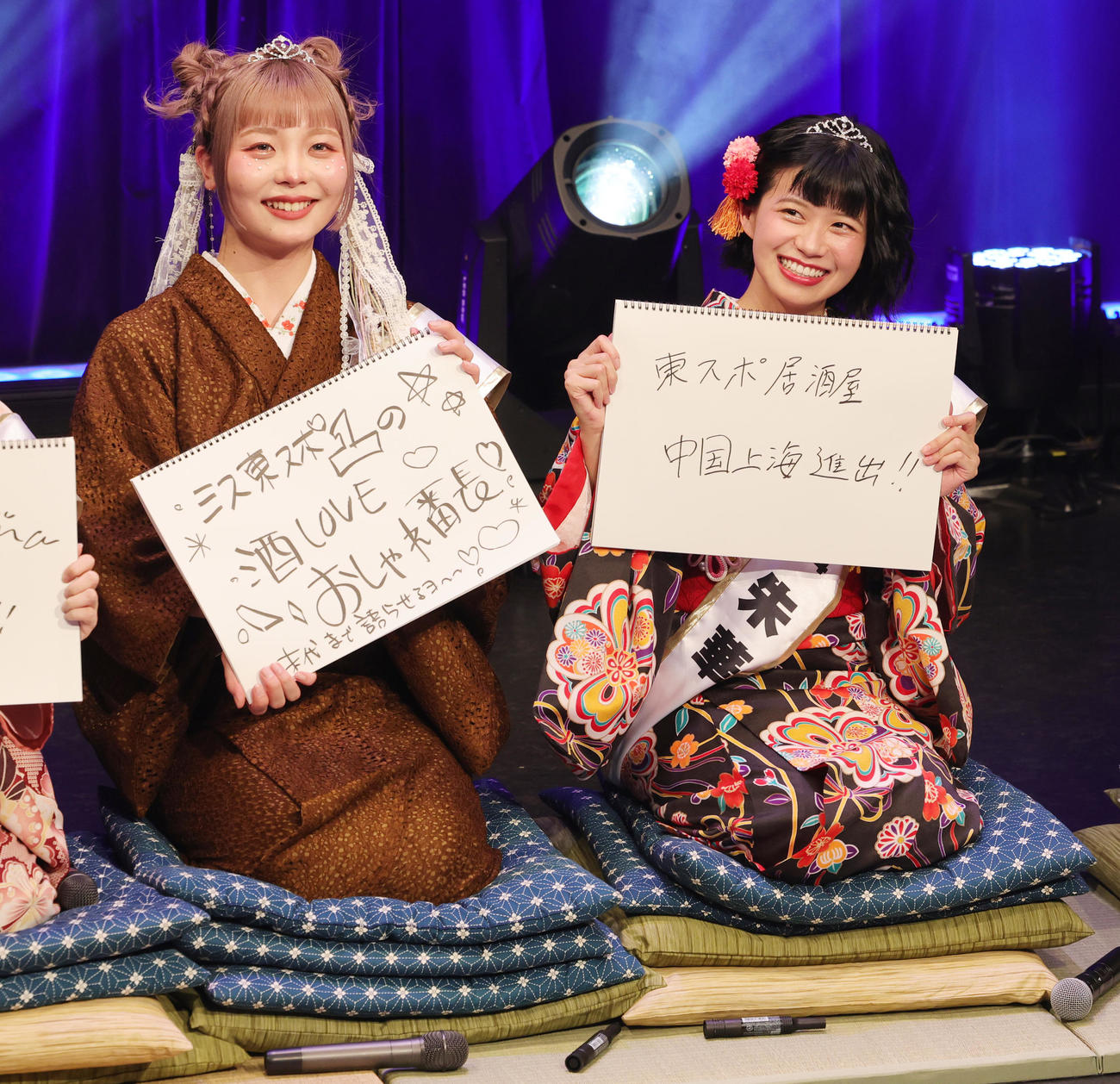 目標を書く左からミス東スポ2024SNS・メディアPR賞の幕田みゆ、準グランプリの朱華（撮影・野上伸悟）