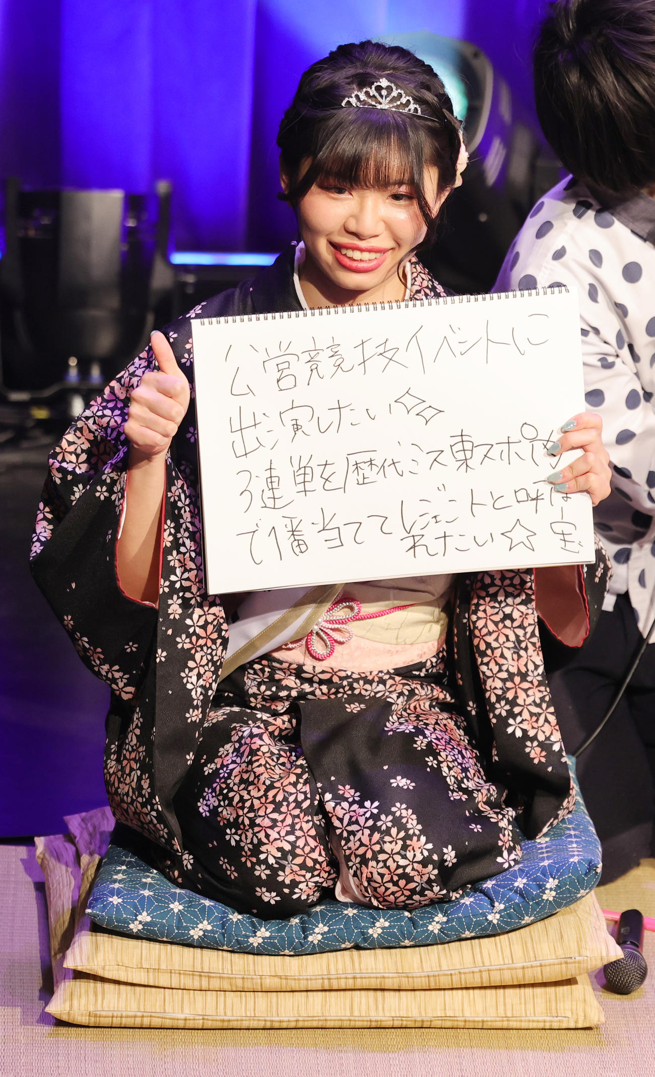 目標を書く左からミス東スポ2024公営競技特別賞の杏樹宝（撮影・野上伸悟）
