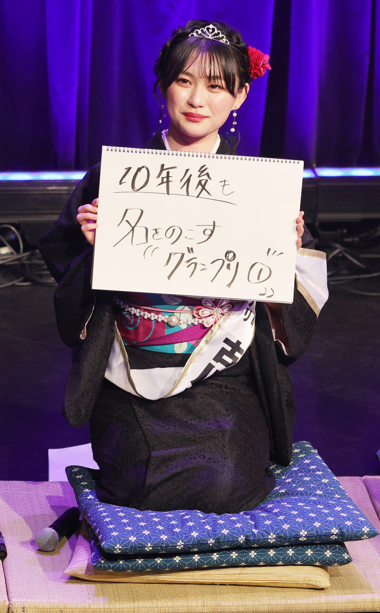 目標を書くミス東スポ2024グランプリの古川聖奈（撮影・野上伸悟）