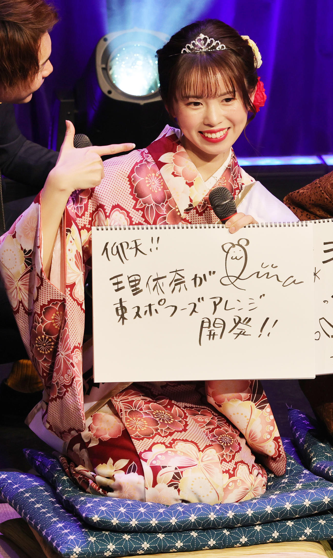 目標を書くミス東スポ2024準グランプリの理依奈（撮影・野上伸悟）