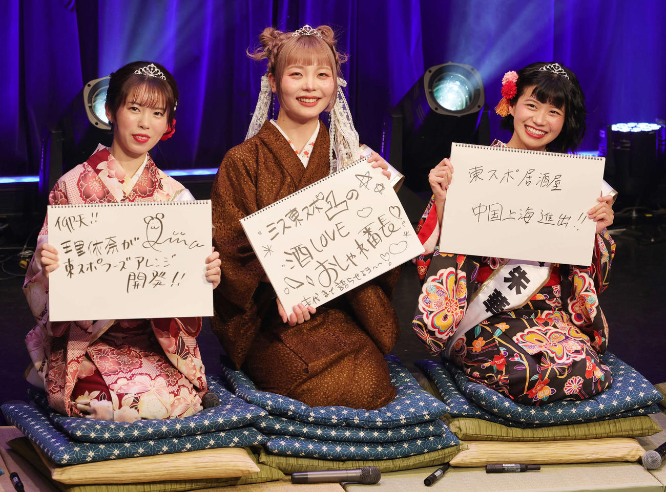 目標を書く左からミス東スポ2024準グランプリの理依奈、SNS・メディアPR賞の幕田みゆ、準グランプリの朱華（撮影・野上伸悟）