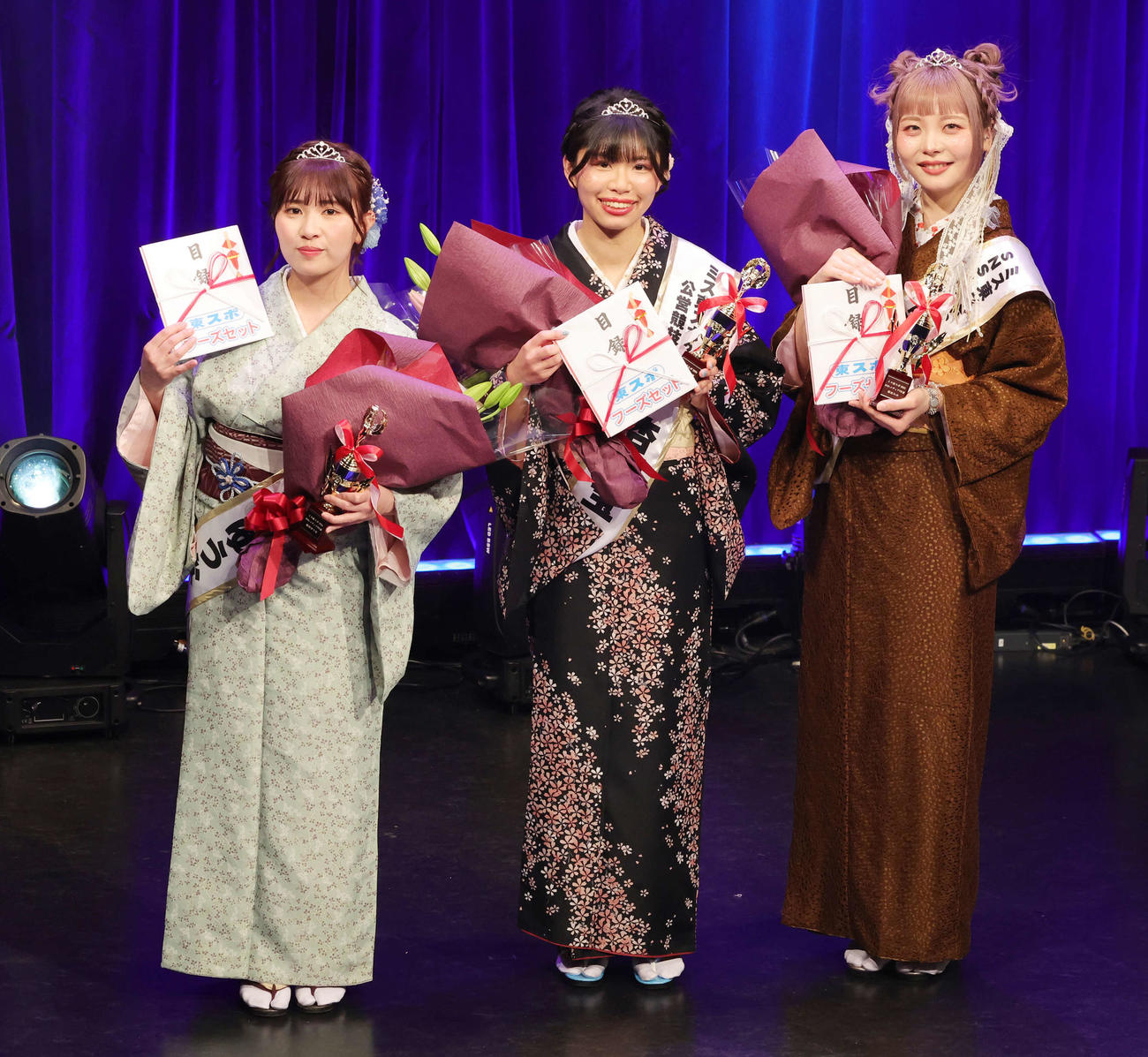 ミス東スポ2024授賞者発表記者会見に登場し左からSNS・メディアPR賞の池田ゆうな、公営競技特別賞の杏樹宝、SNS・メディアPR賞の幕田みゆ（撮影・野上伸悟）