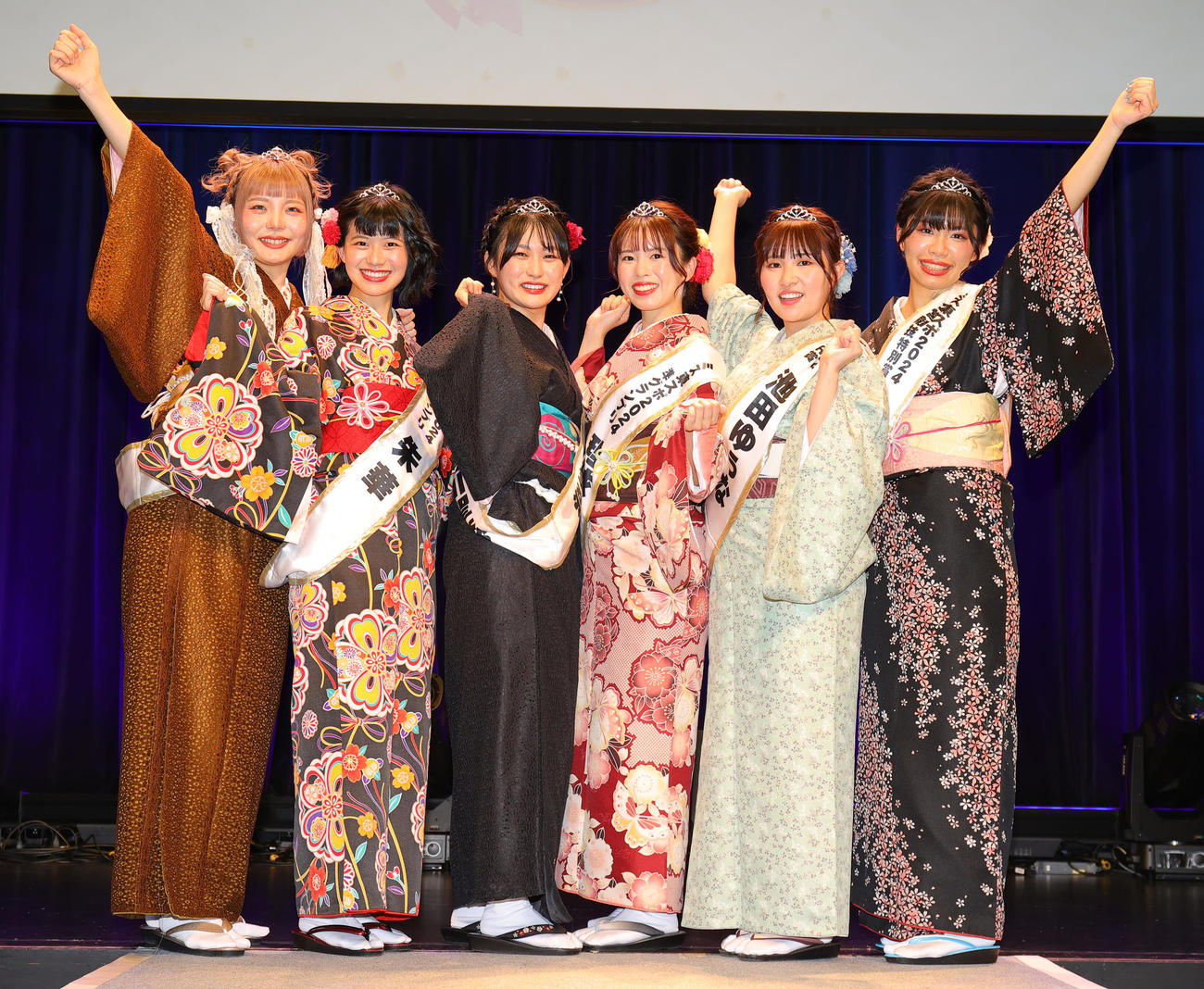 喜びを爆発させるミス東スポ2024授賞者。左からSNS・メディアPR賞の幕田みゆ、準グランプリの朱華、グランプリの古川聖奈、準グランプリの理依奈、SNS・メディアPR賞の池田ゆうな、公営競技特別賞の杏樹宝（撮影・野上伸悟）