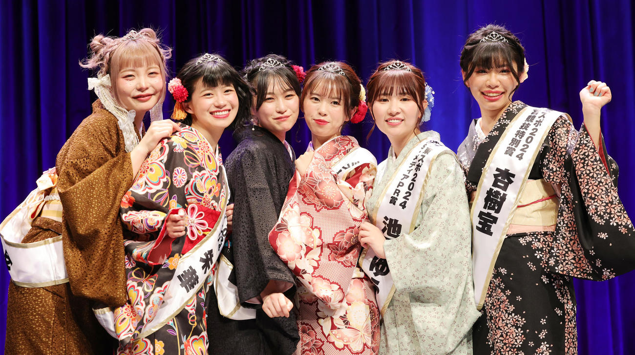 喜びあうミス東スポ2024授賞者。左からSNS・メディアPR賞の幕田みゆ、準グランプリの朱華、グランプリの古川聖奈、準グランプリの理依奈、SNS・メディアPR賞の池田ゆうな、公営競技特別賞の杏樹宝（撮影・野上伸悟）