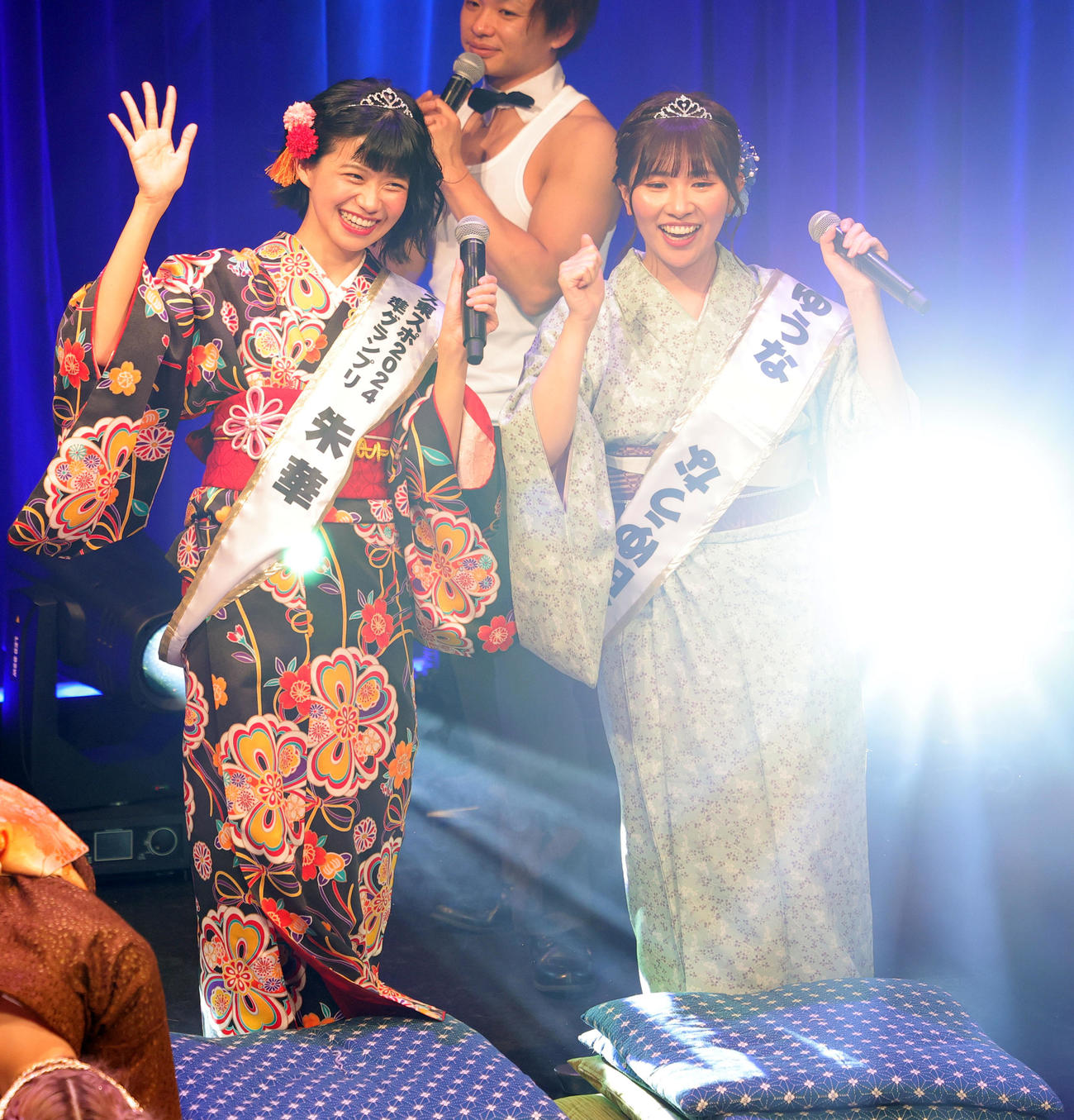ミス東スポ2024準グランプリの朱華（左）とSNS・メディアPR賞の池田ゆうな（撮影・野上伸悟）