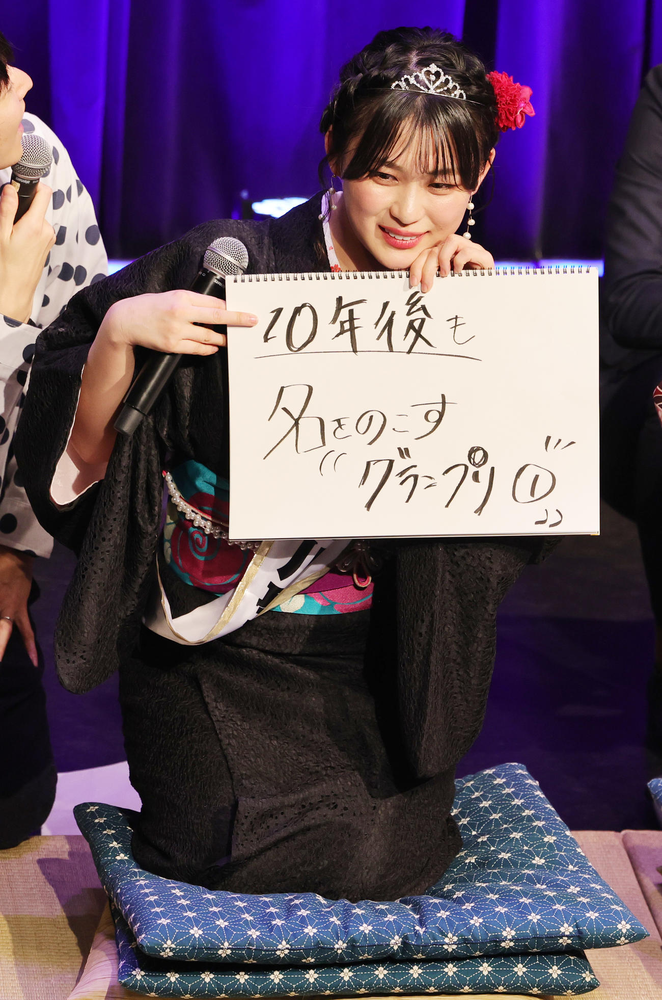 目標を書くミス東スポ2024グランプリの古川聖奈（撮影・野上伸悟）