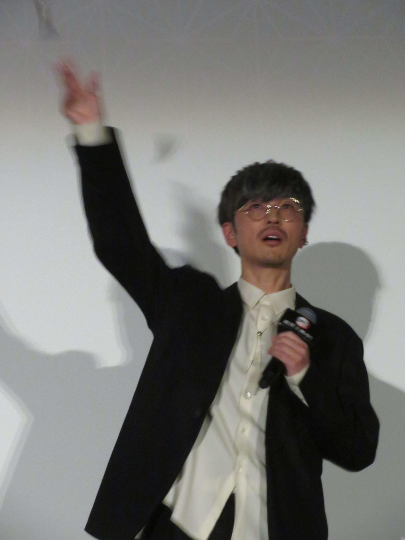 「ワールドツアー上映『鬼滅の刃』絆の奇跡、そして柱稽古へ」柱稽古開幕舞台あいさつで節分の豆を投げる櫻井孝宏