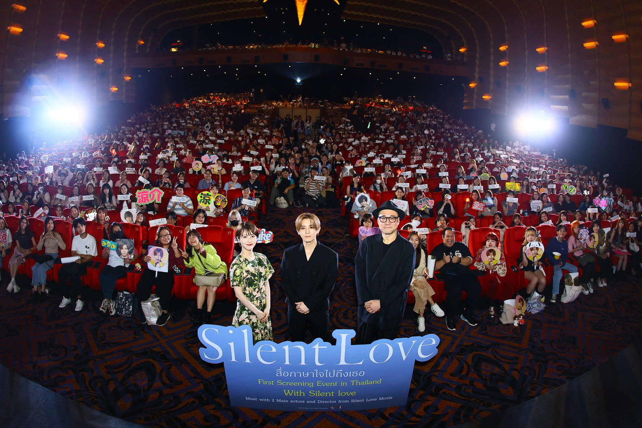 バンコクで開催された映画「サイレントラブ」プレミアに登壇した、左から浜辺美波、山田涼介、内田英治監督