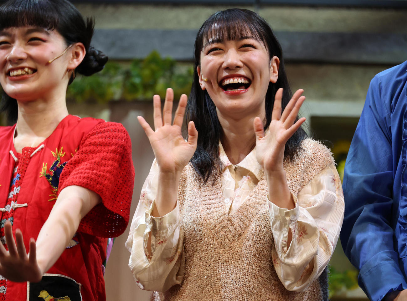 舞台「最高の家出」初日会見で笑顔を見せる高城れに。左は祷キララ（撮影・中島郁夫）