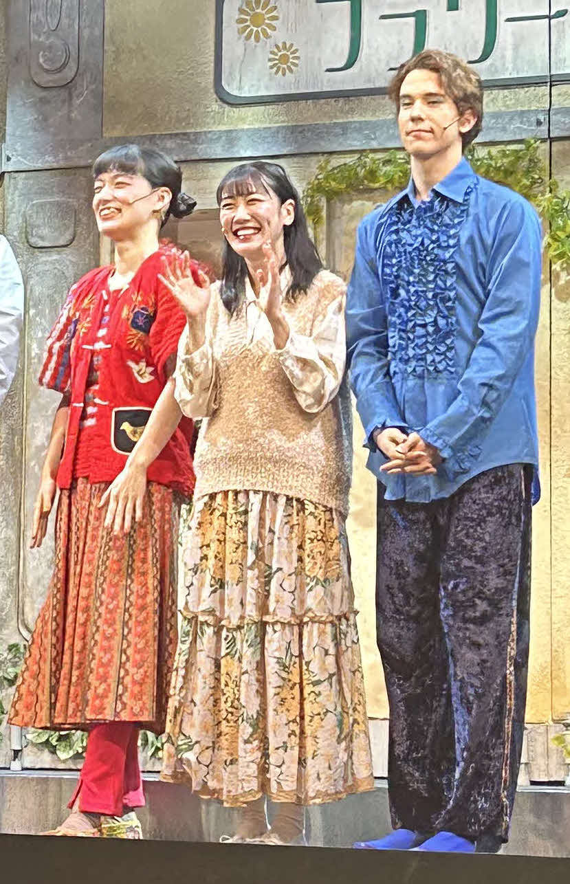 舞台「最高の家出」（24日まで）の公開ゲネプロに出席した、ももいろクローバーZの高城れに（中央）ら（撮影・松尾幸之介）