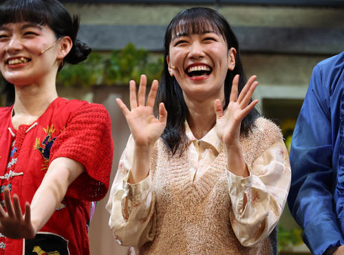 舞台「最高の家出」初日会見で笑顔を見せる高城れに。左は祷キララ(撮影・中島郁夫)