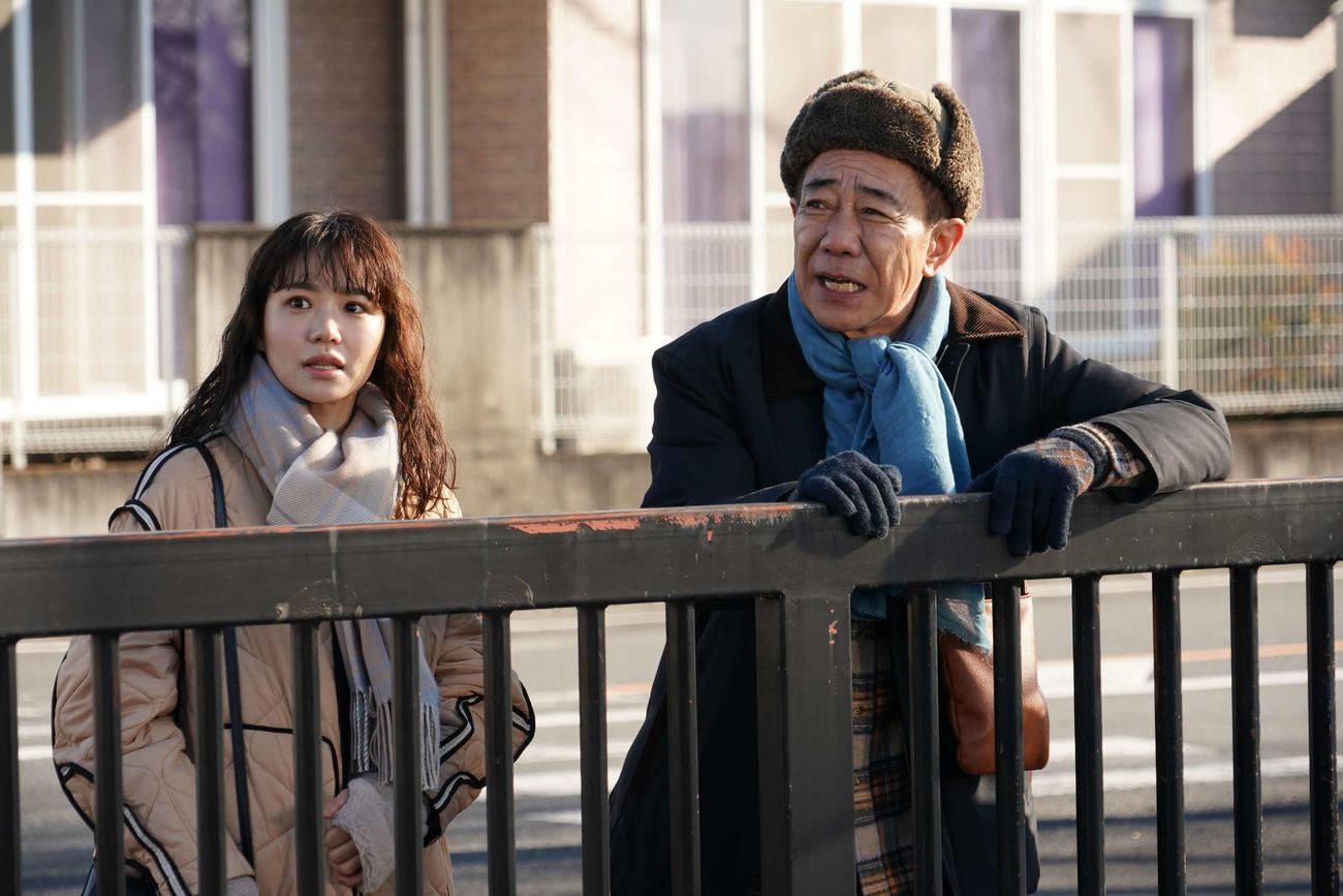 カンテレ、フジテレビ系「春になったら」に出演する奈緒、木梨憲武(C)カンテレ