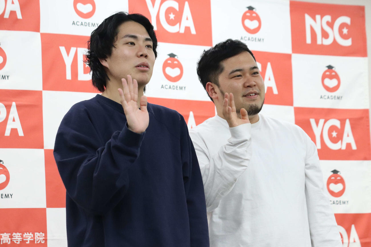 「YCA、NSC合同オープンスクール」にゲスト講師として出席した令和ロマン（撮影・加藤理沙）
