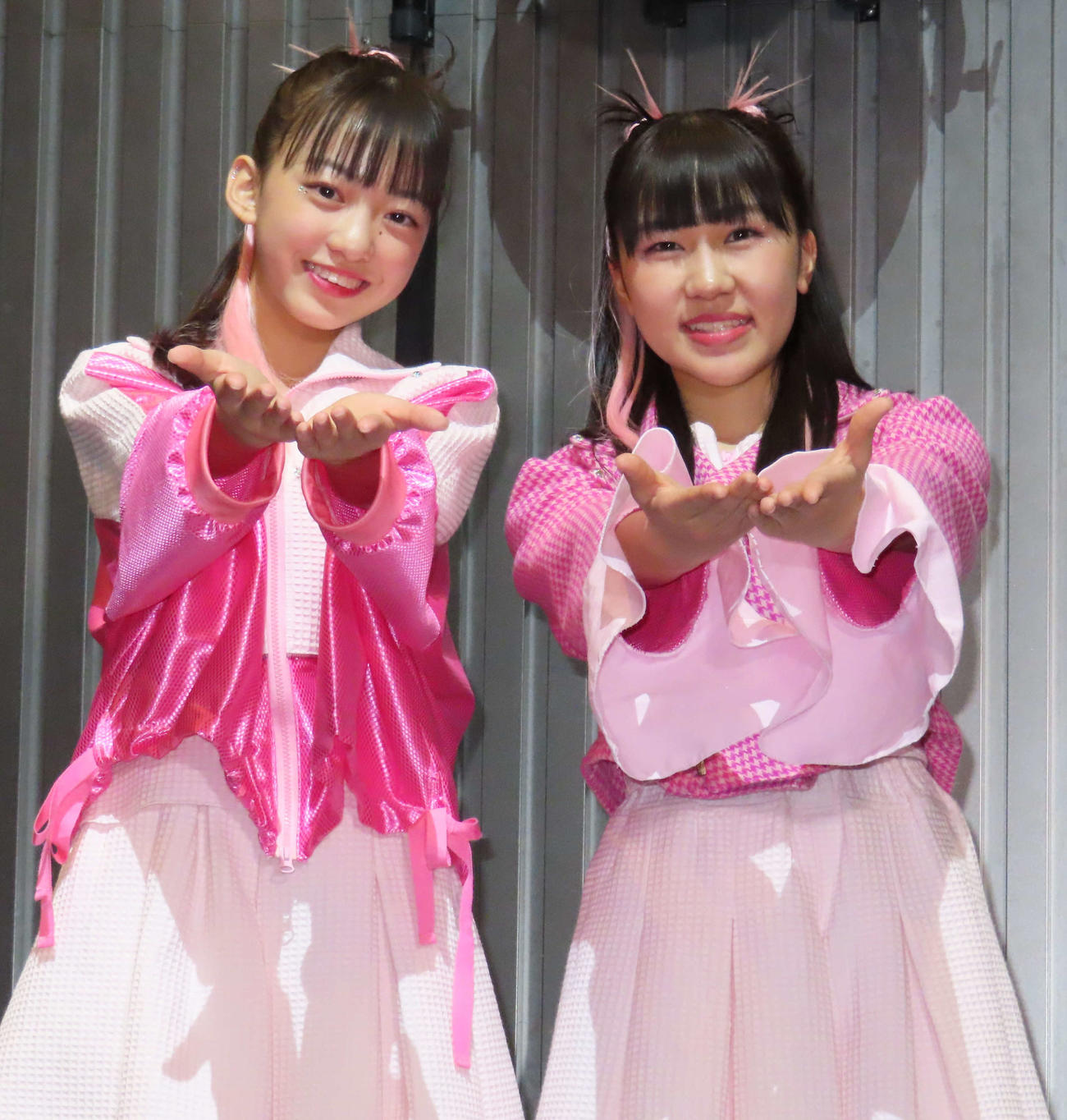 デビューイベントを行った、PINK PRETZELのnare（左）、meyu