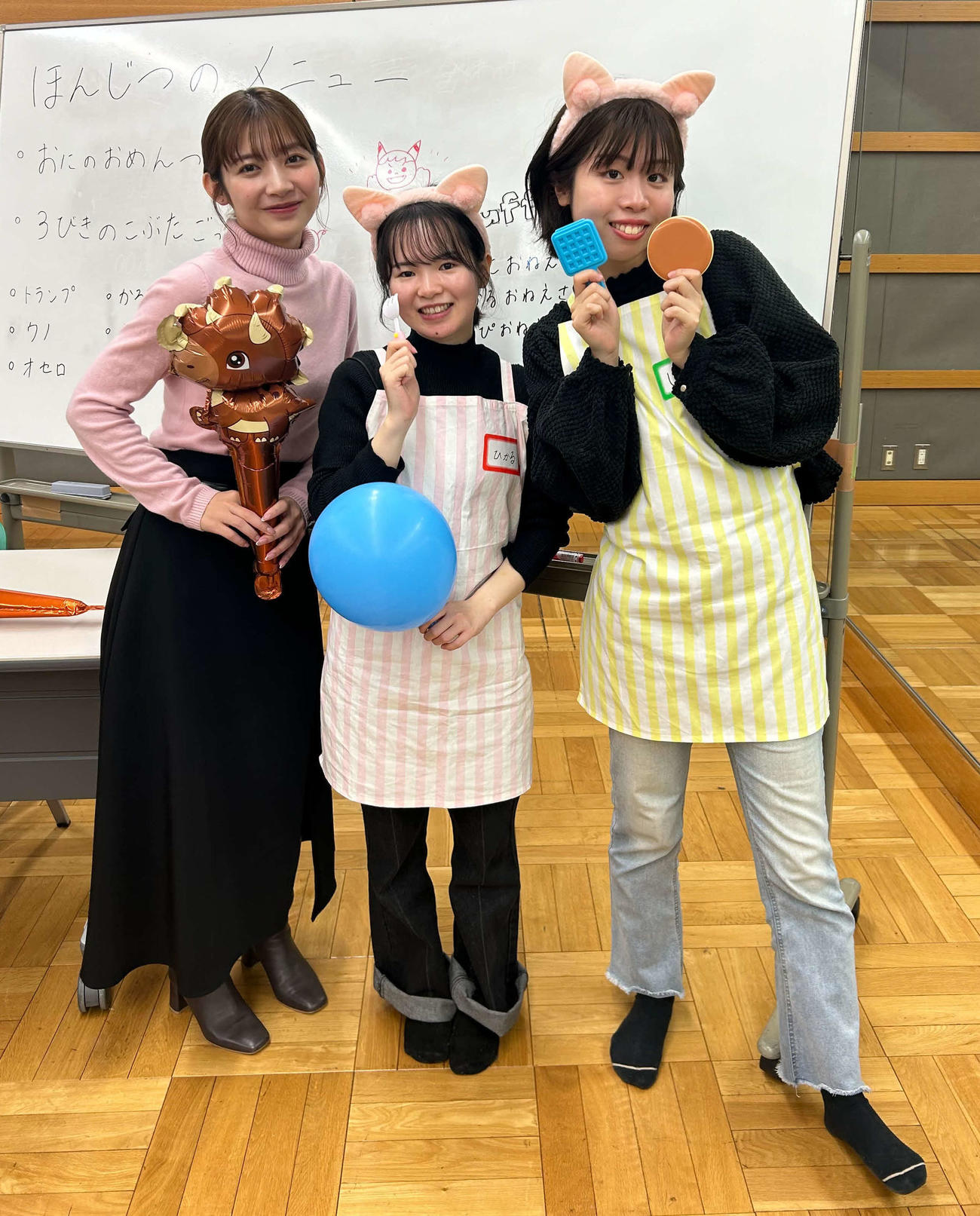 代表を務めるベビーシッター会社「Fluffy Ket」として、初めてドラマ撮影現場で業務を行った伊藤梨沙子（左）とキャストたち（撮影・松尾幸之介）