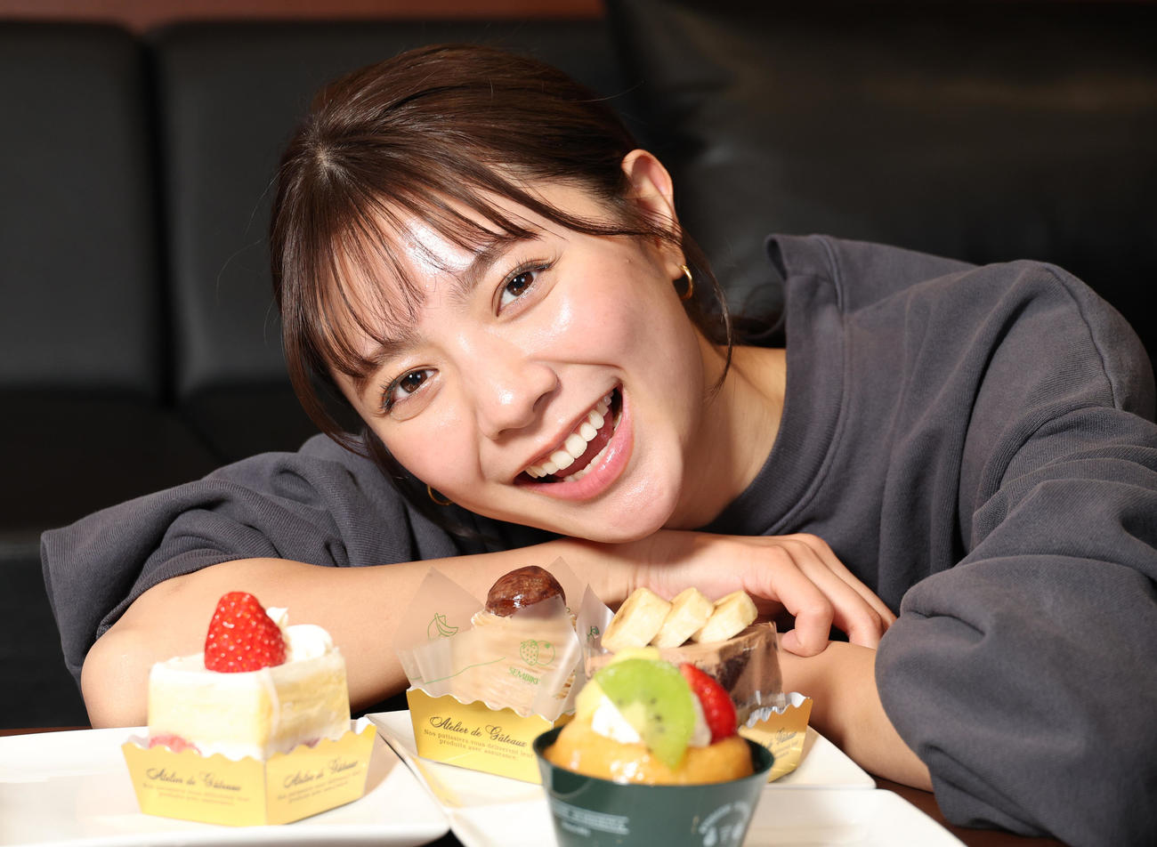 大好きなスイーツを前にご機嫌な川津明日香（撮影・中島郁夫）