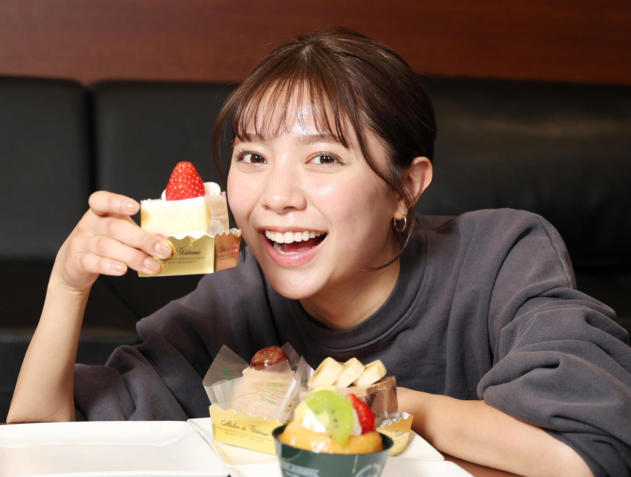 スイーツを前にご機嫌な川津明日香
