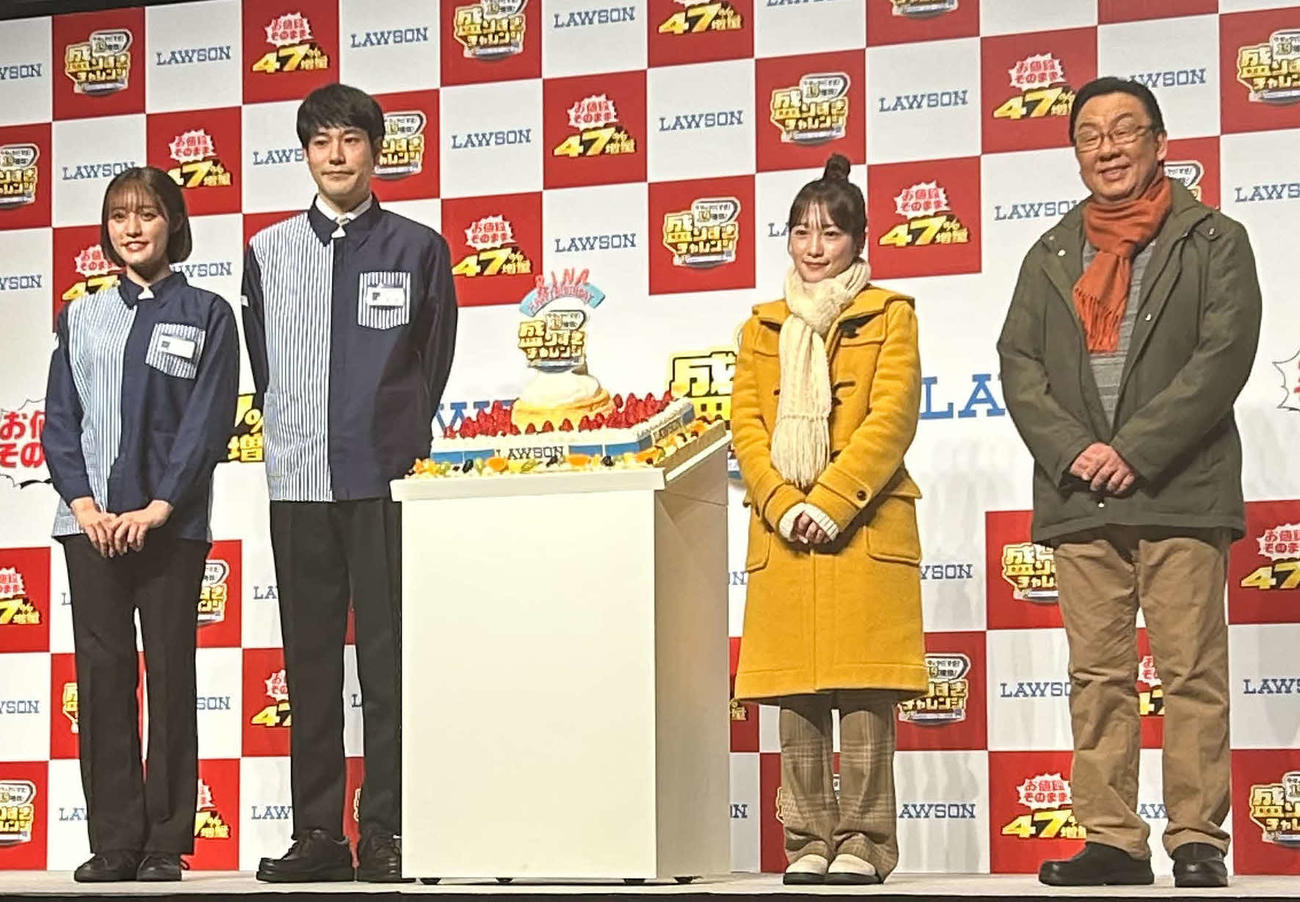 ローソンの「今年はヤバすぎ！盛りすぎチャレンジ」開催記念イベントに出席した、左から王林、松山ケンイチ、川栄李奈、梅沢富美男