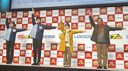 ローソンの「今年はヤバすぎ!盛りすぎチャレンジ」開催記念イベントに出席し、「L」ポーズを決める左から王林、松山ケンイチ、川栄李奈、梅沢富美男(撮影・松尾幸之介)