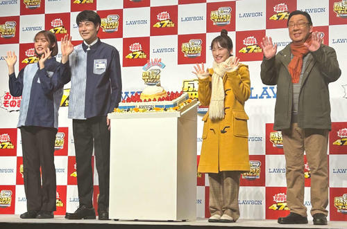 ローソンの「今年はヤバすぎ!盛りすぎチャレンジ」開催記念イベントに出席した、左から王林、松山ケンイチ、川栄李奈、梅沢富美男(撮影・松尾幸之介)