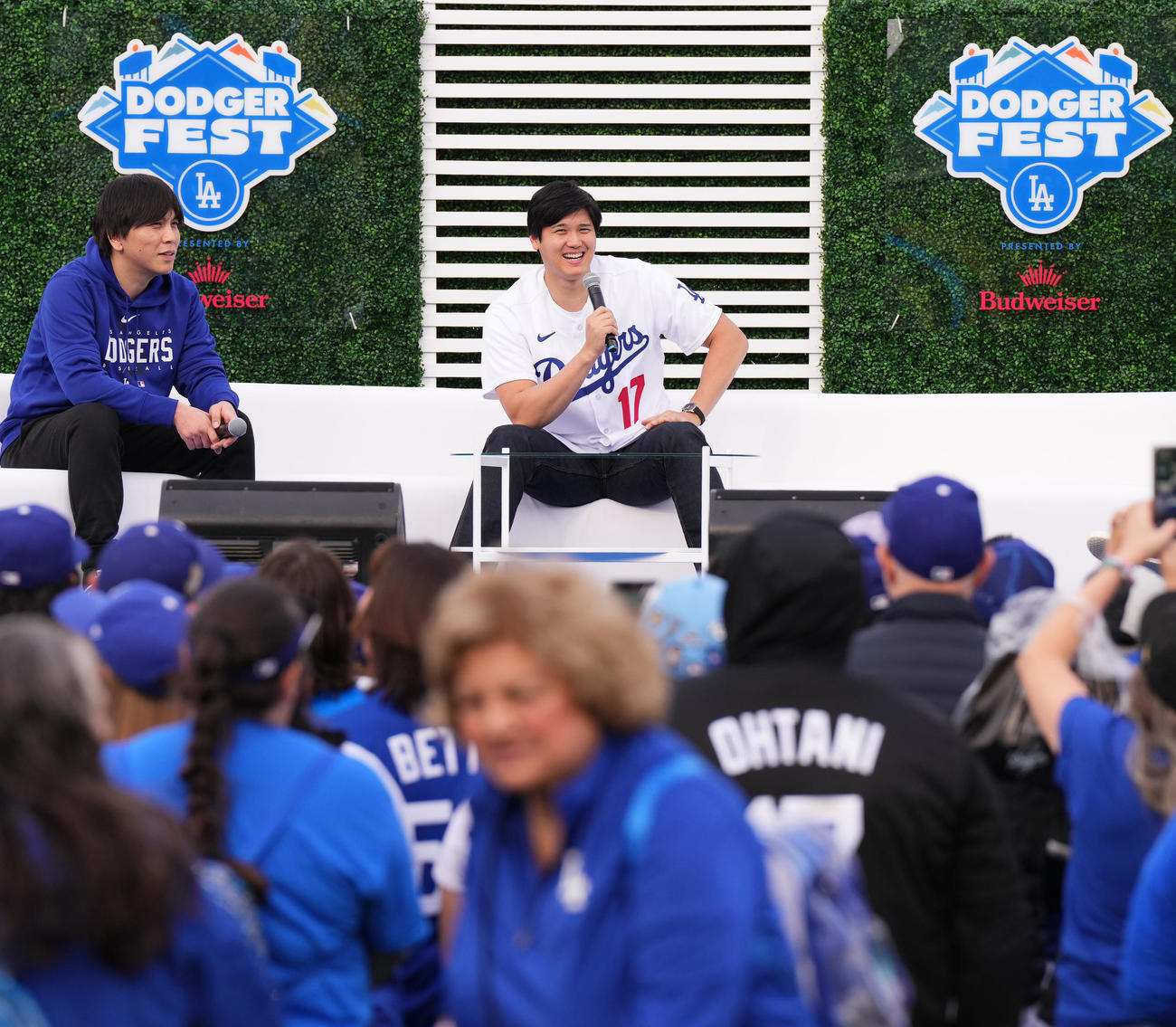 ファンフェスタに登場し、笑顔を質問に答えるドジャース大谷。左は水原通訳（2024年2月3日撮影）
