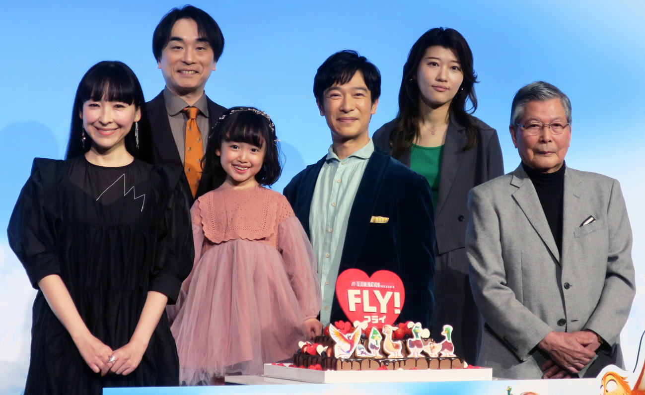 映画「FLY！／フライ！」日本語吹き替え版キャスト報告会で。前列左から、麻生久美子、池村碧彩、堺雅人、羽佐間道夫、後列左から、関智一、ヒコロヒー