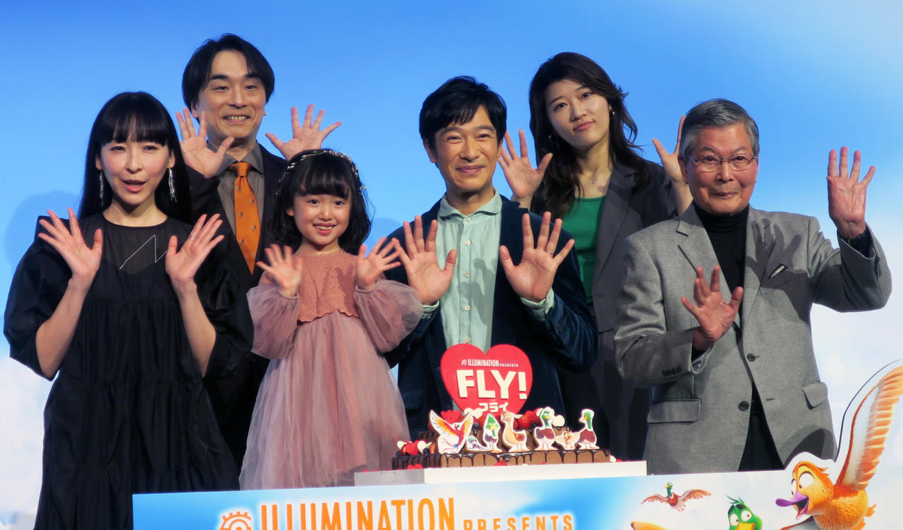 映画「FLY！／フライ！」日本語吹き替え版キャスト報告会で。前列左から、麻生久美子、池村碧彩、堺雅人、羽佐間道夫、後列左から、関智一、ヒコロヒー