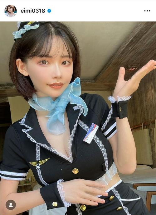 深田えいみ、谷間チラ見せCAコスプレ姿披露「何かあったら何でも言って