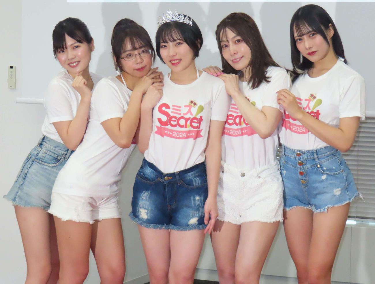 「ミスSecret！2024」授賞式に登壇した、左から杏実、佐原ゆき、葵りん、花倉樹美、EMA