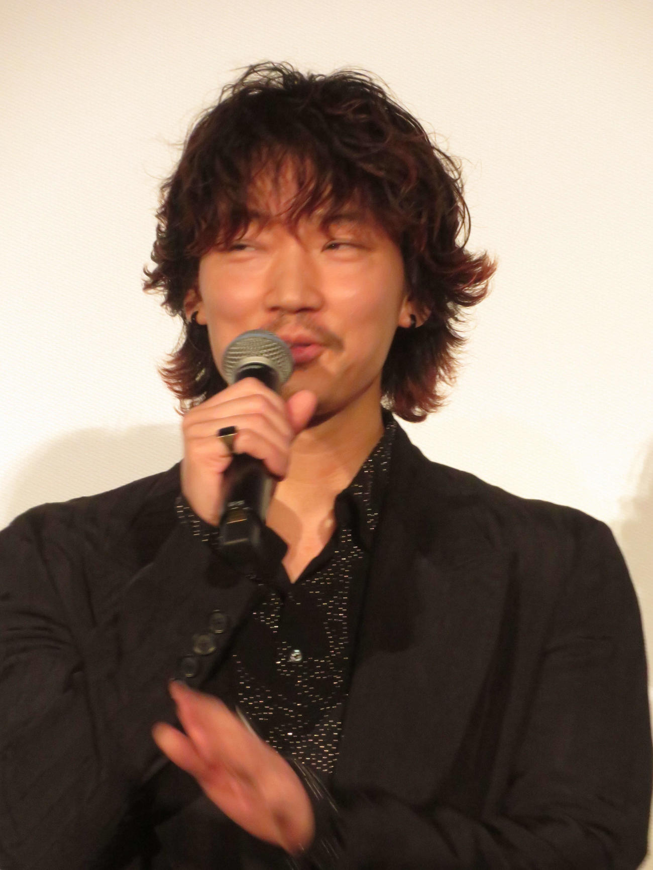 映画「カラオケ行こ！」大ヒット御礼舞台あいさつに紅色に染まった髪で登壇した綾野剛（撮影・村上幸将）
