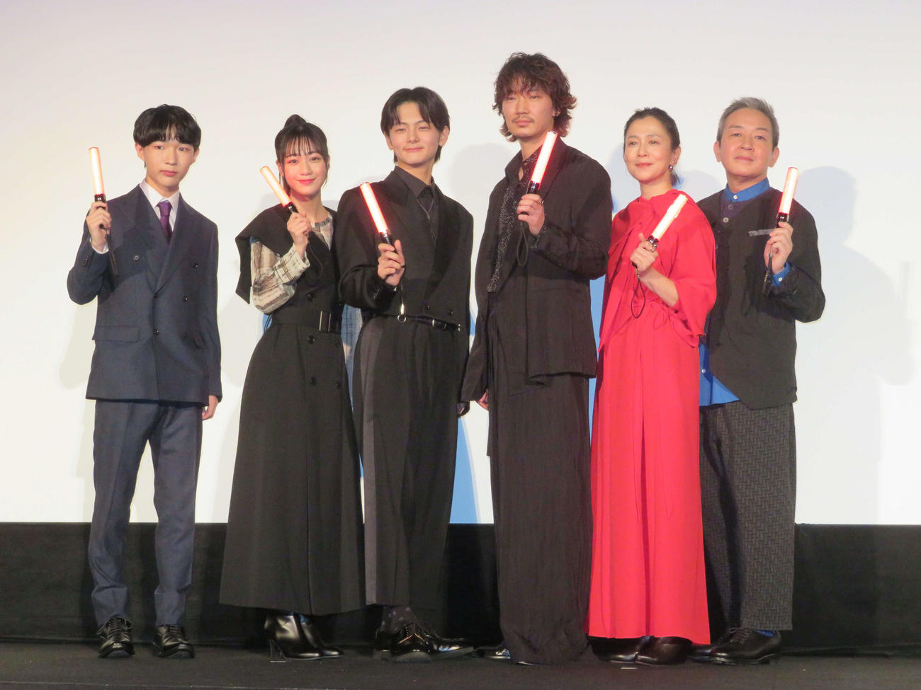 映画「カラオケ行こ！」大ヒット御礼舞台あいさつに登壇した、左から後聖人、八木美樹、齋藤潤、綾野剛、坂井真紀、宮崎吐夢（撮影・村上幸将）
