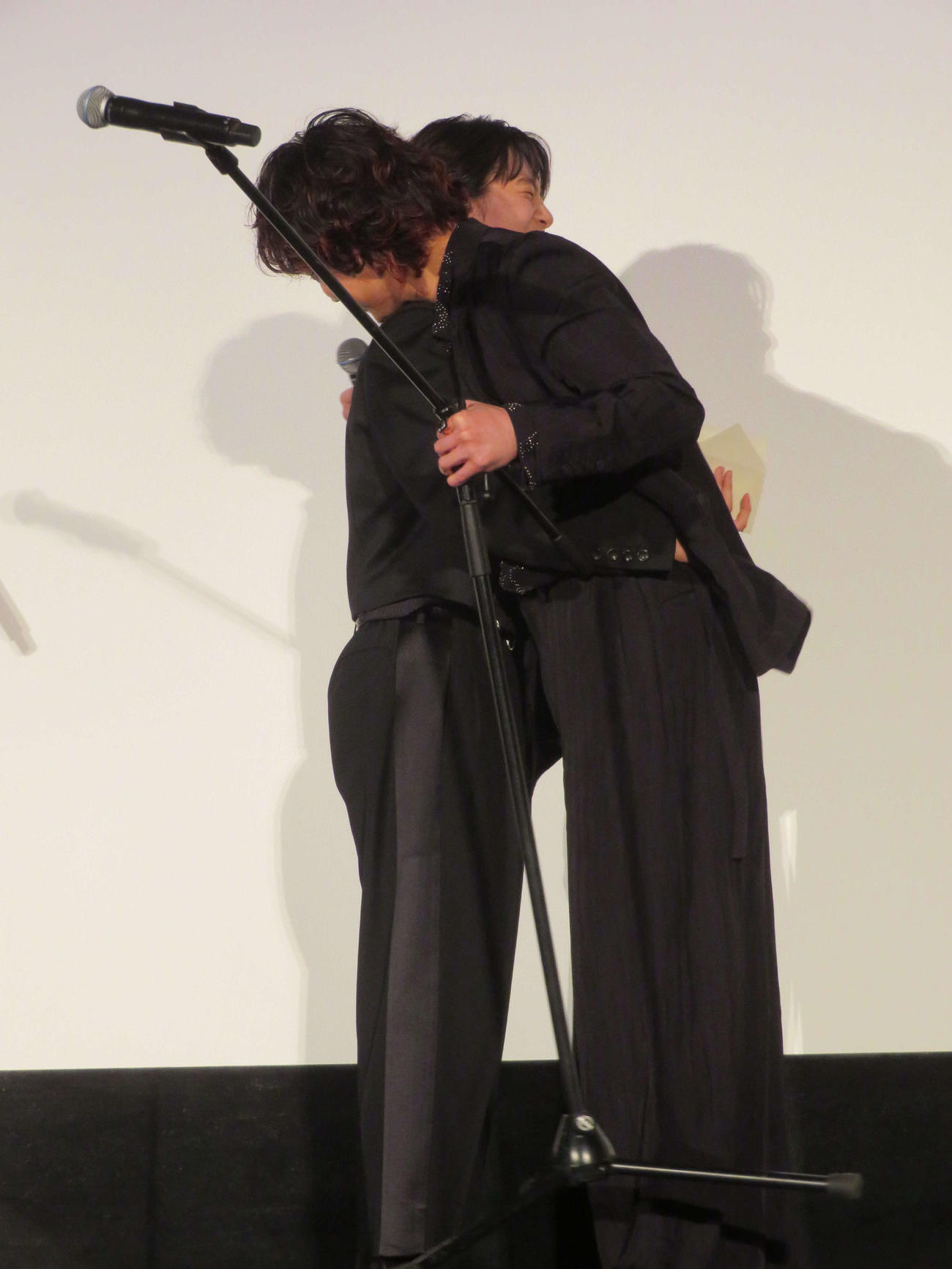 映画「カラオケ行こ！」大ヒット御礼舞台あいさつで、齋藤潤（左）と熱い抱擁を交わす綾野剛（撮影・村上幸将）
